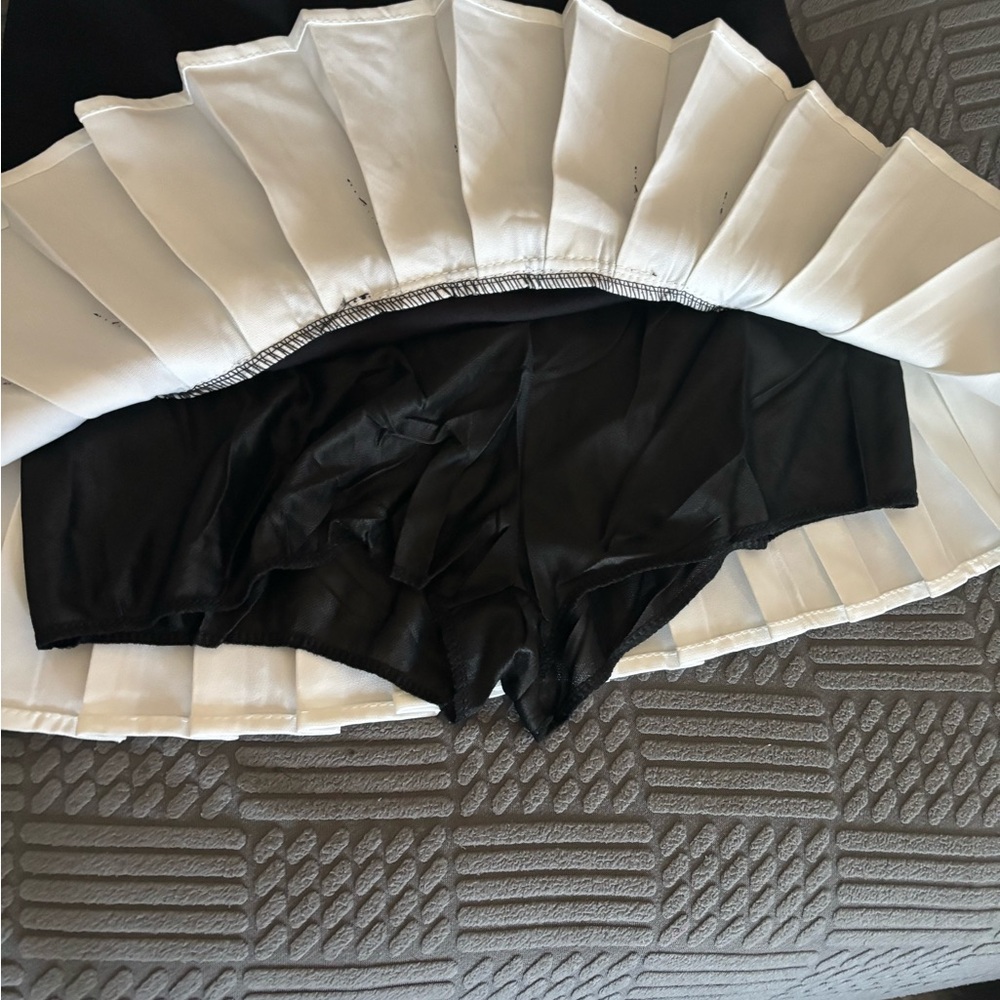 Black and White Piano-Trim Pleated Mini Skirt - Picture 2 of 3